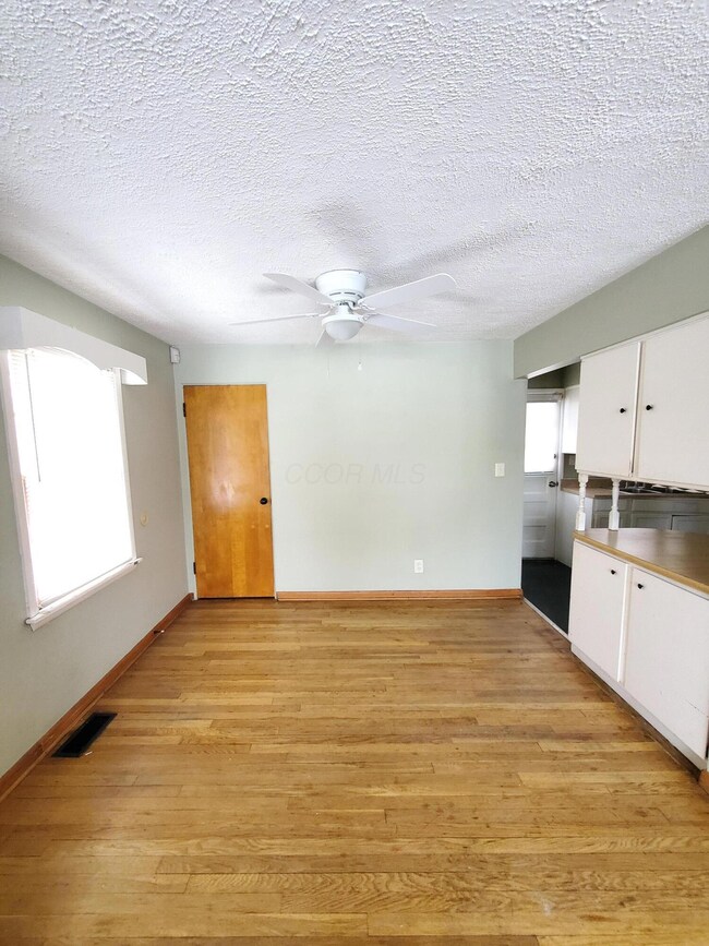 3353 Towers Ct S, Columbus, OH 43227 - photo 6