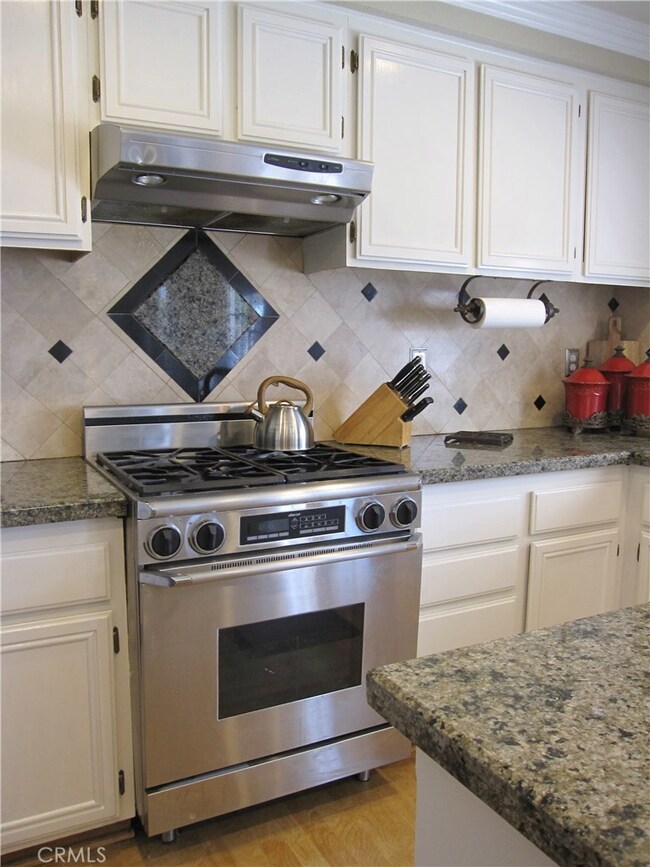 Dacor stove with exhaust hood.