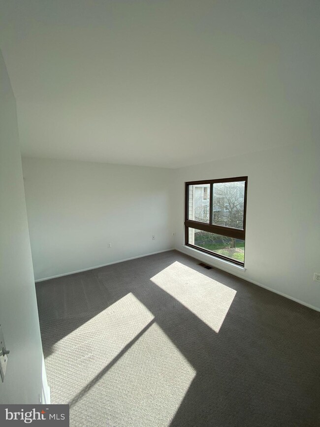 5752 Village Green Dr, Alexandria, VA 22309 - photo 7