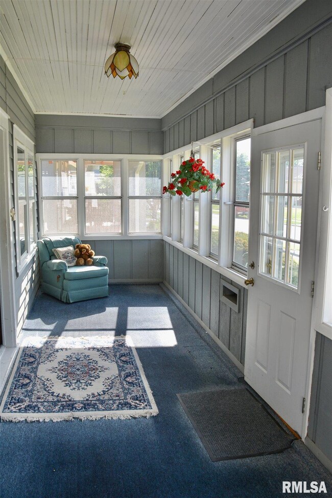 1108 E Dover Ct, Davenport, IA 52803 - photo 3