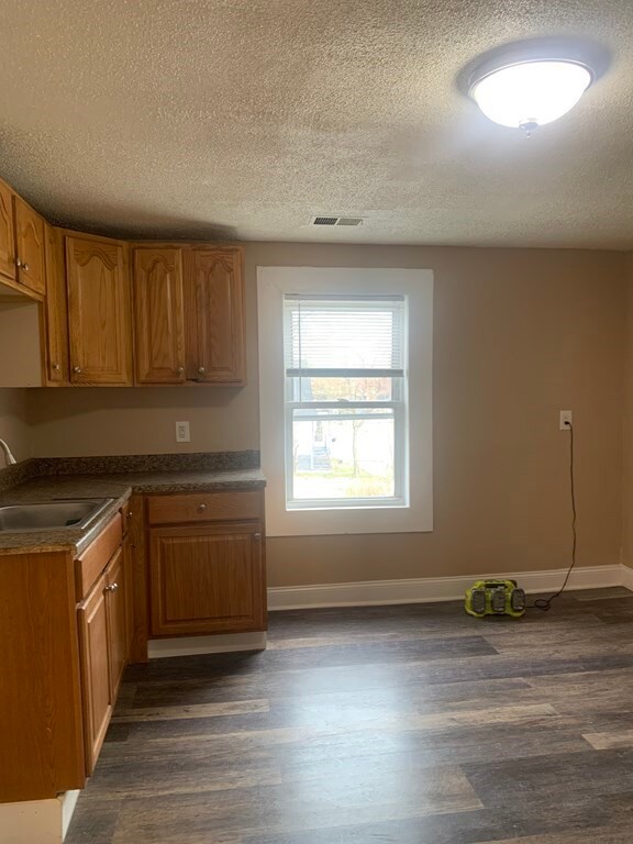 138 Colton St, Springfield, MA 01109 - photo 4