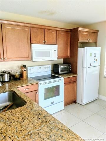 33 Clinton Ct unit A, Royal Palm Beach, FL 33411 - photo 7