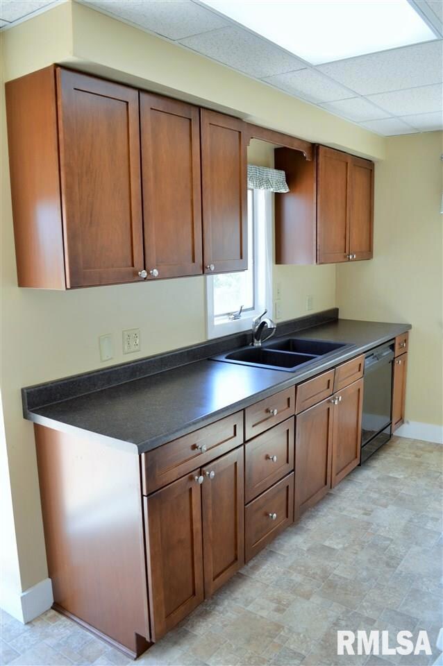 2507 N Myrtle St, Davenport, IA 52804 - photo 7