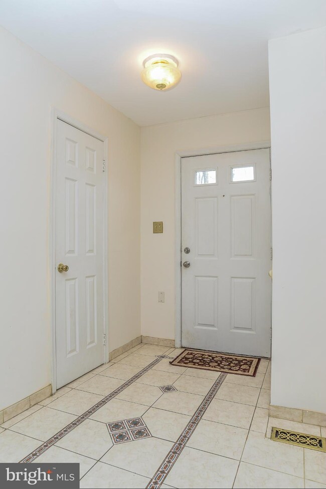 6111 Heron Pond Ct, Burke, VA 22015 - photo 3