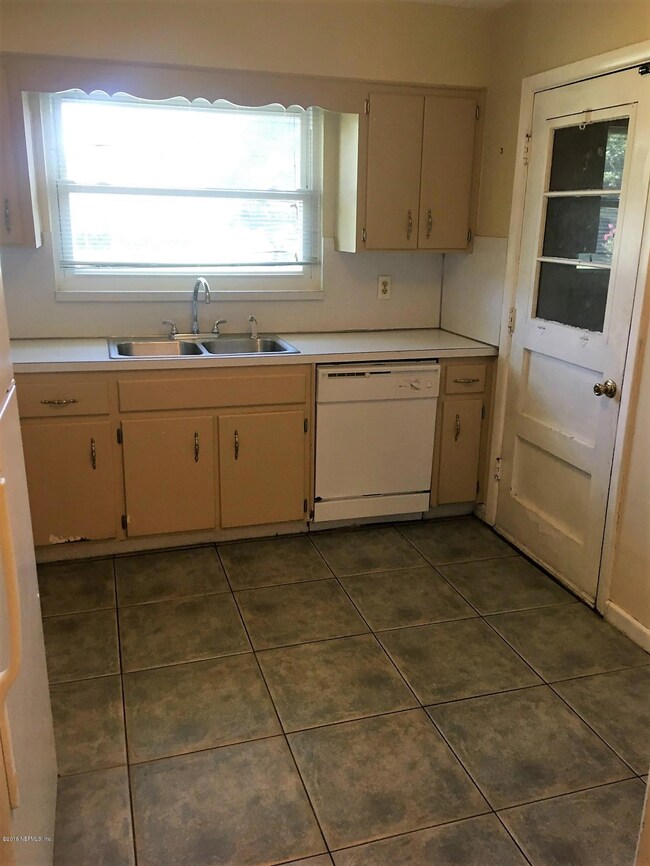 6146 Autlan Dr, Jacksonville, FL 32210 - photo 4