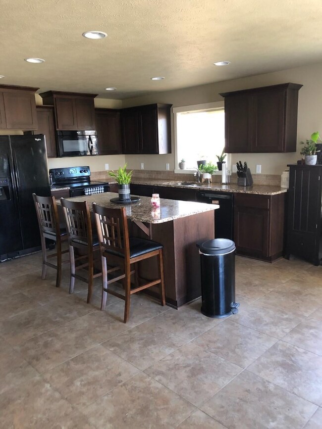 903 Magnum Ave, Moxee, WA 98936 - photo 2