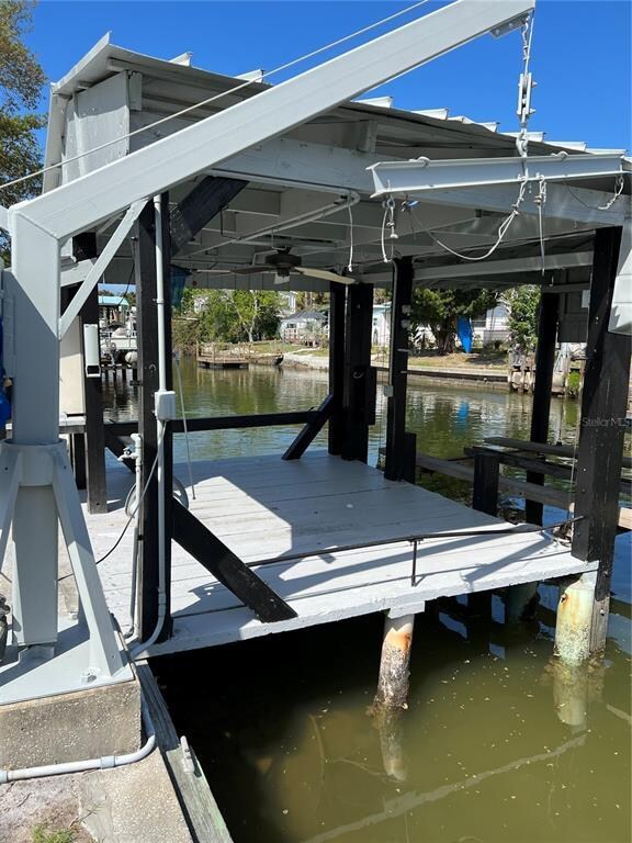 Covered boat lift