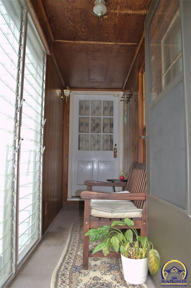 613 SW Warren Ave, Topeka, KS 66606 - photo 2