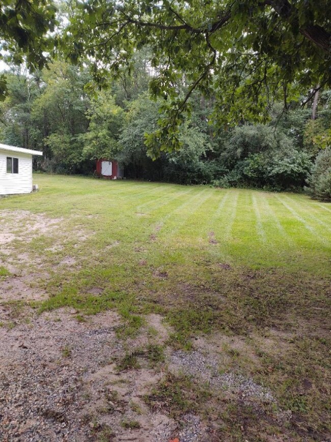 404 P side yard w deck 2