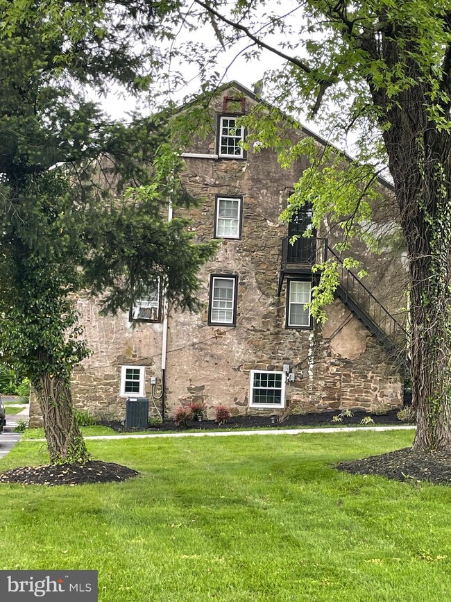 550 N Trooper Rd unit G3, Norristown, PA 19403 - photo 3