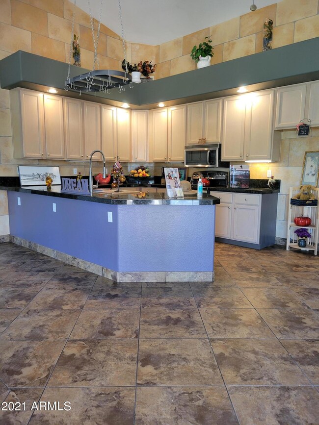 OPEN KITCHEN