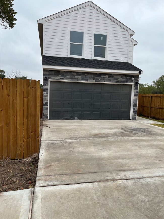 2032 Mansfield St, Houston, TX 77091 - photo 2