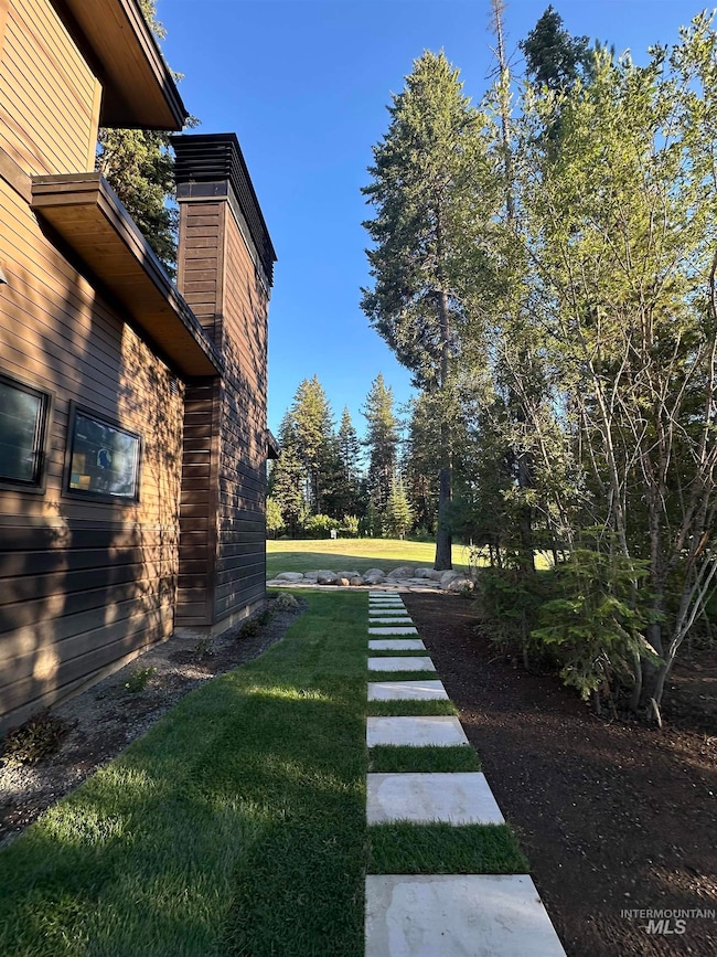 View of grassy yard