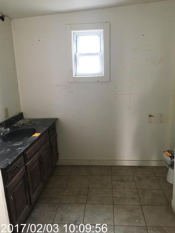 1572 Walsh bathroom