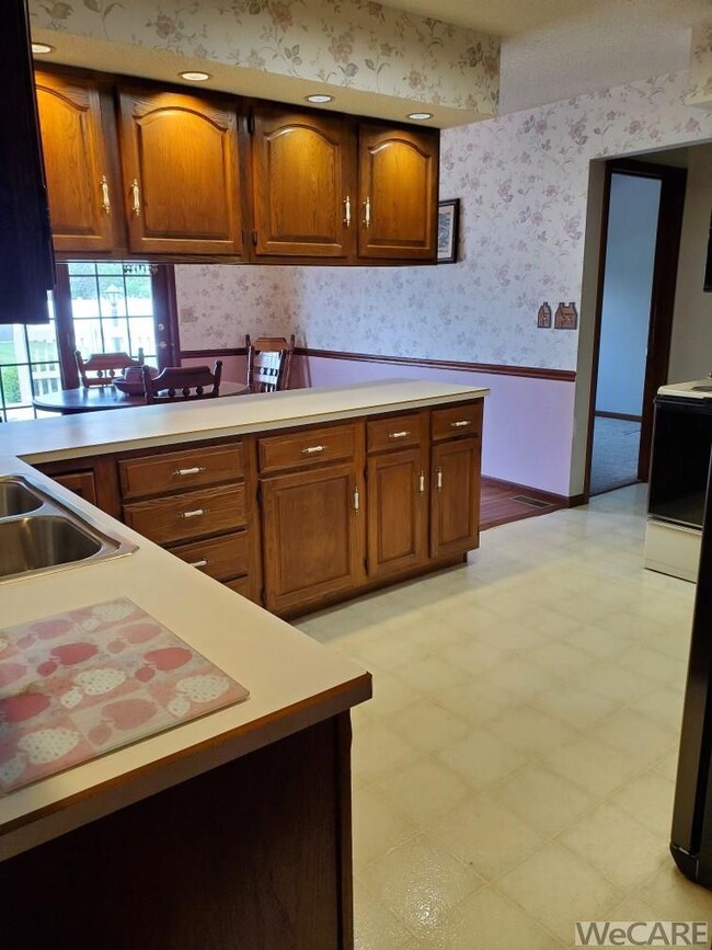 5740 Clover Ridge Dr, Lima, OH 45807 - photo 2