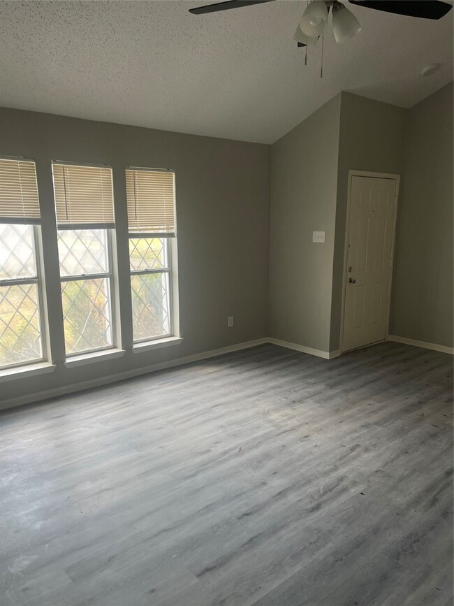 418 N 9th St, Beasley, TX 77417 - photo 2