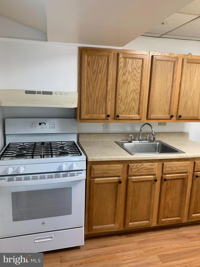 192 N Lansdowne Ave unit A3, Lansdowne, PA 19050 - photo 2