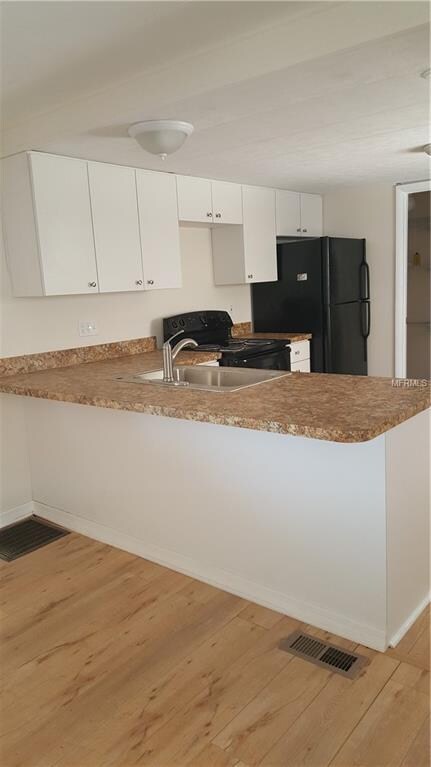 Kitchen and breakfast bar.