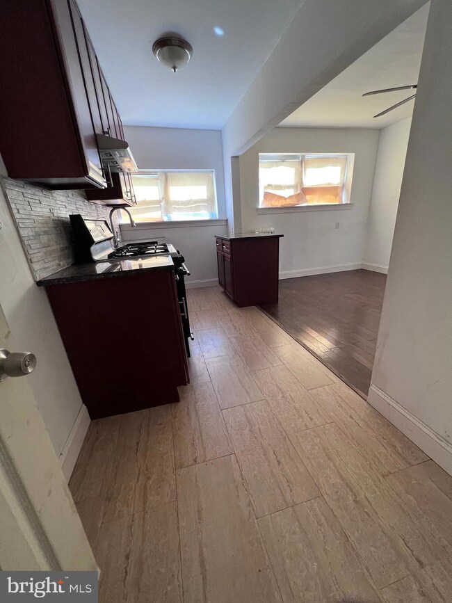 7126 Clover Ln, Upper Darby, PA 19082 - photo 4