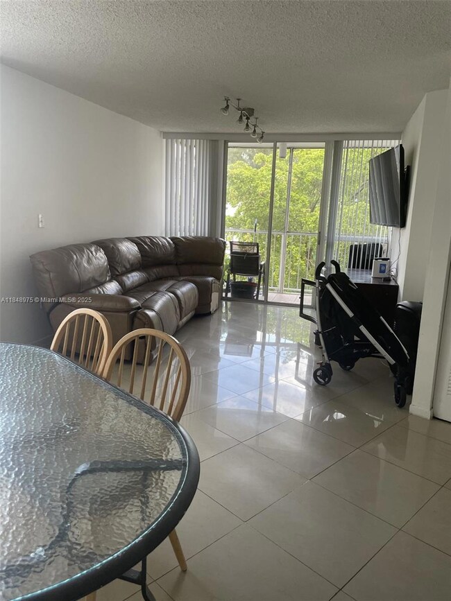 Las Brisas at Country Club of Miami unit C409, Hialeah, FL 33015 - photo 4