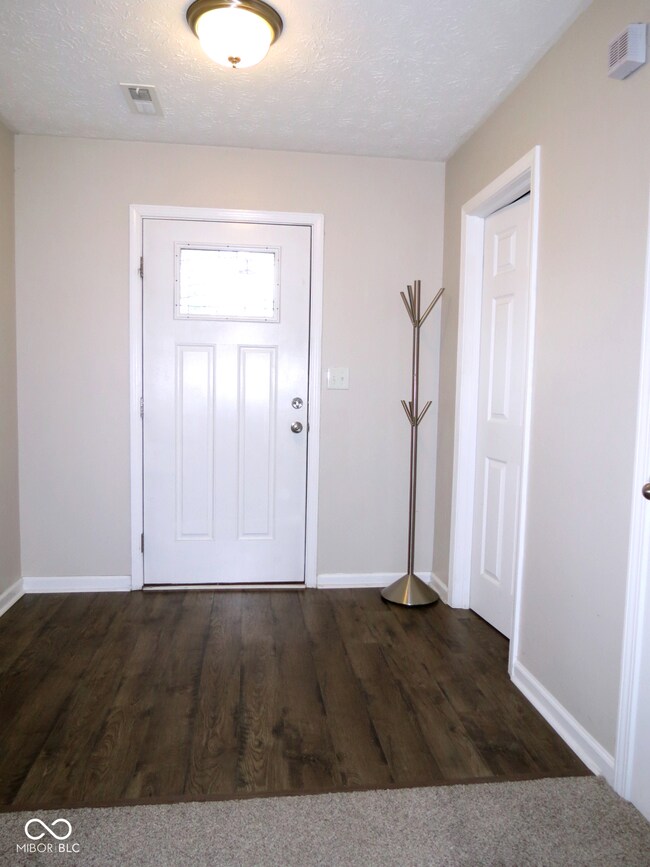 2482 Middle View Dr, Columbus, IN 47201 - photo 3