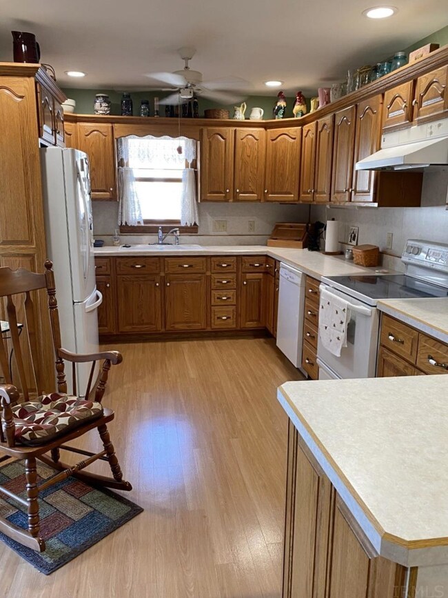 200 NE D St, Linton, IN 47441 - photo 4