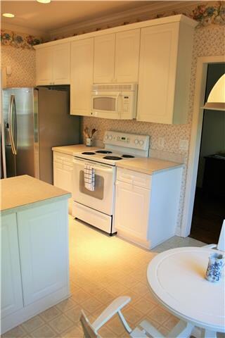 Bright kitchen with new applainces
