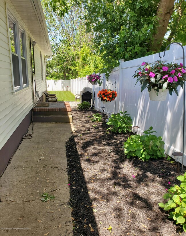 Kitchen Side Yard #1