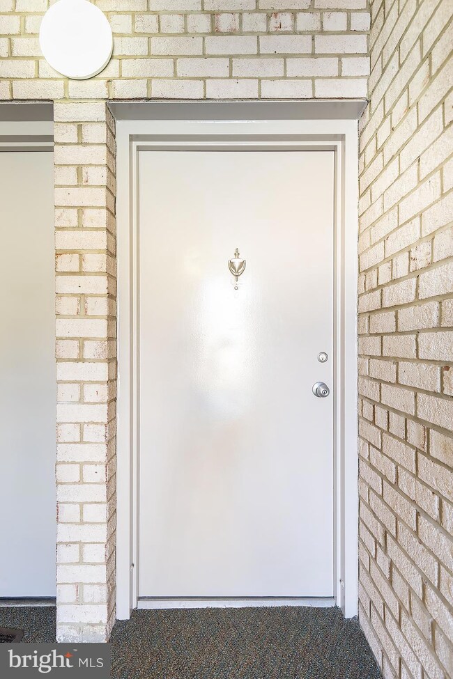 27 Canterbury Square unit 302, Alexandria, VA 22304 - photo 2