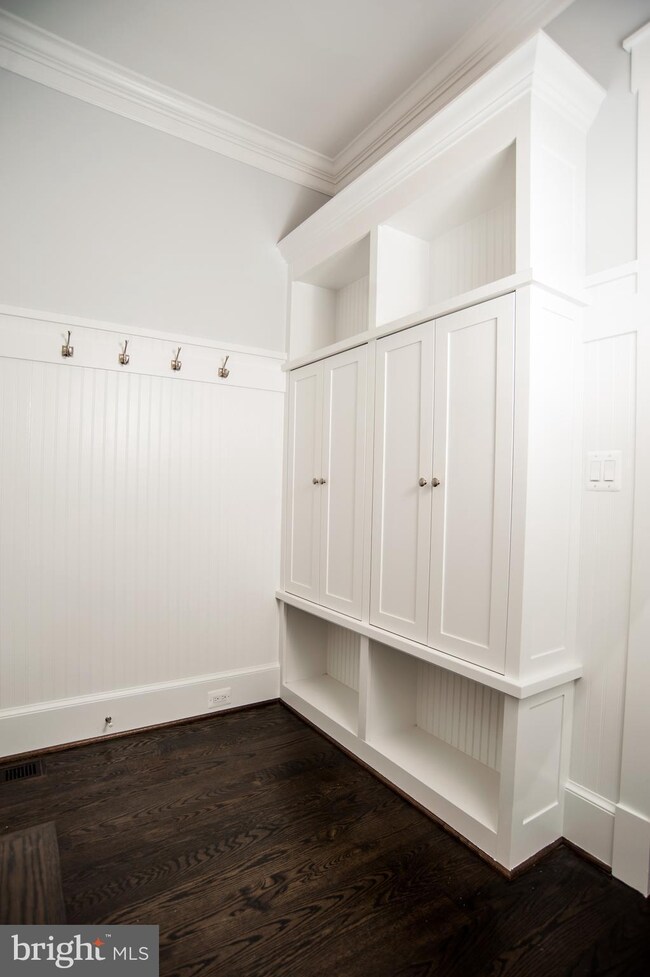 504 Valley Dr SE, Vienna, VA 22180 - photo 4