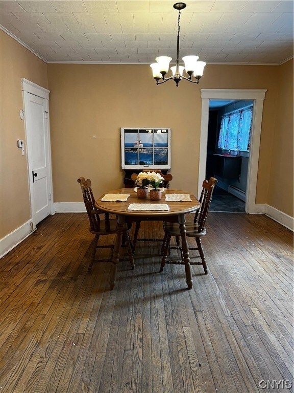 Easily Entertain in Full Formal Diningroom.