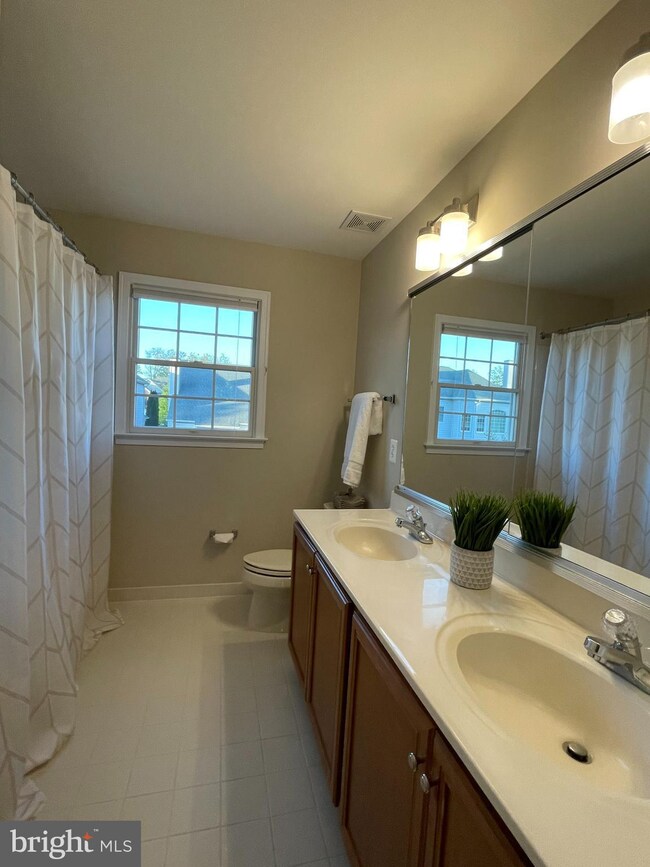 42468 Unicorn Dr, Chantilly, VA 20152 - photo 2