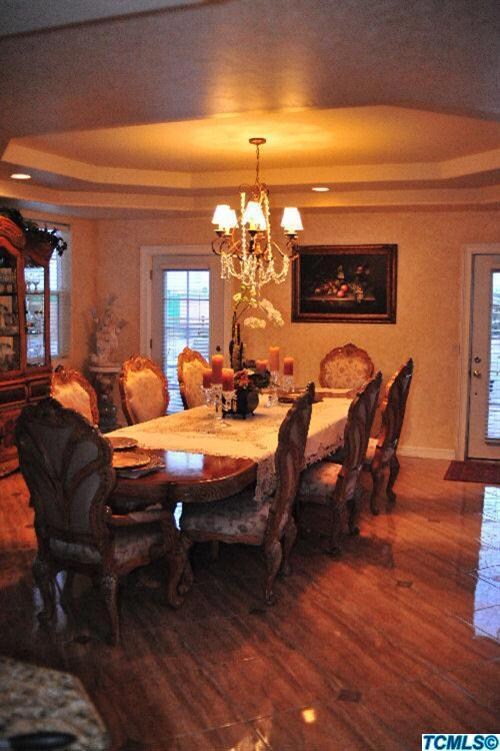 FORMAL DINING AREA