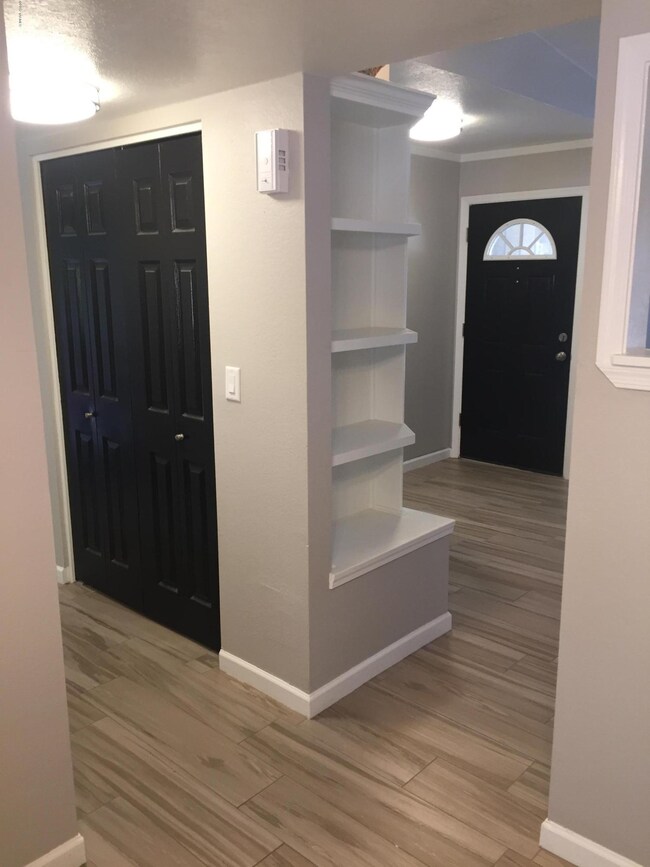 Entry & Closet
