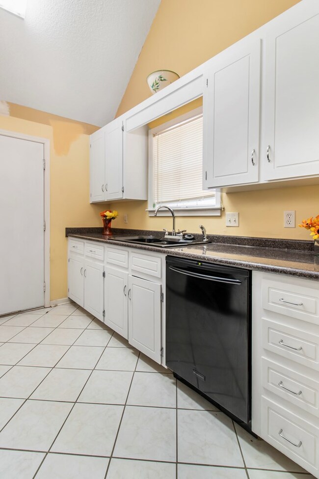 1409 N Cherokee Ave, Dothan, AL 36303 - photo 5