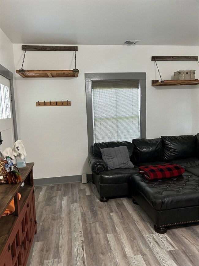 802 Chatman St, Alvin, TX 77511 - photo 4