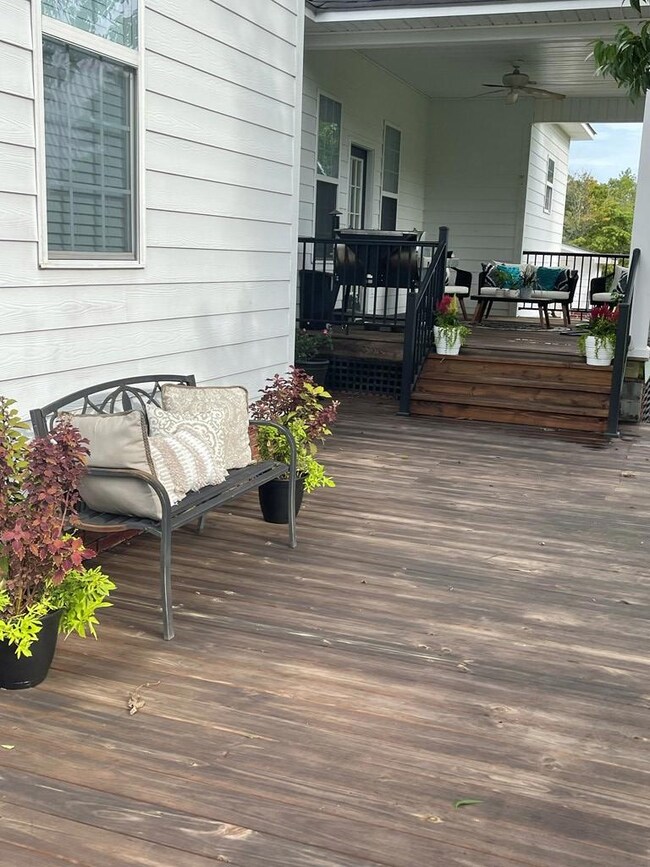 BEAUTIFUL PORCH W/STAINED DECK