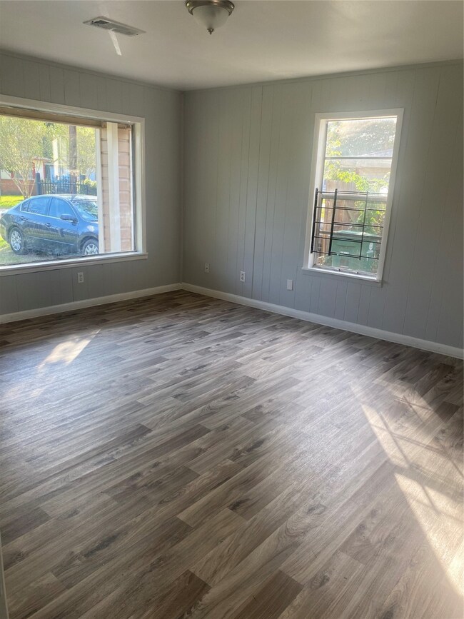 7117 Weyburn St, Houston, TX 77028 - photo 4