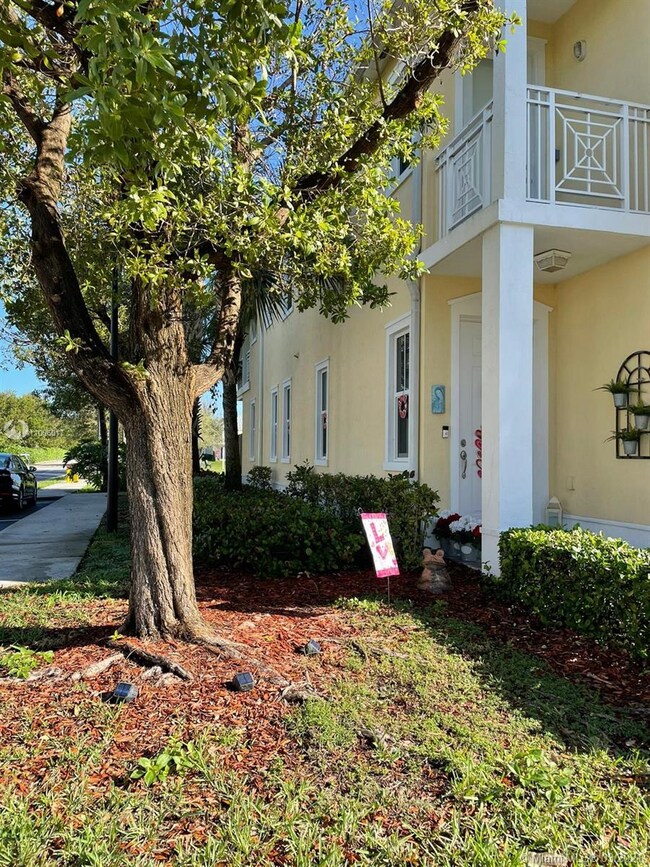 10899 NW 75th St, Doral, FL 33178 - photo 4