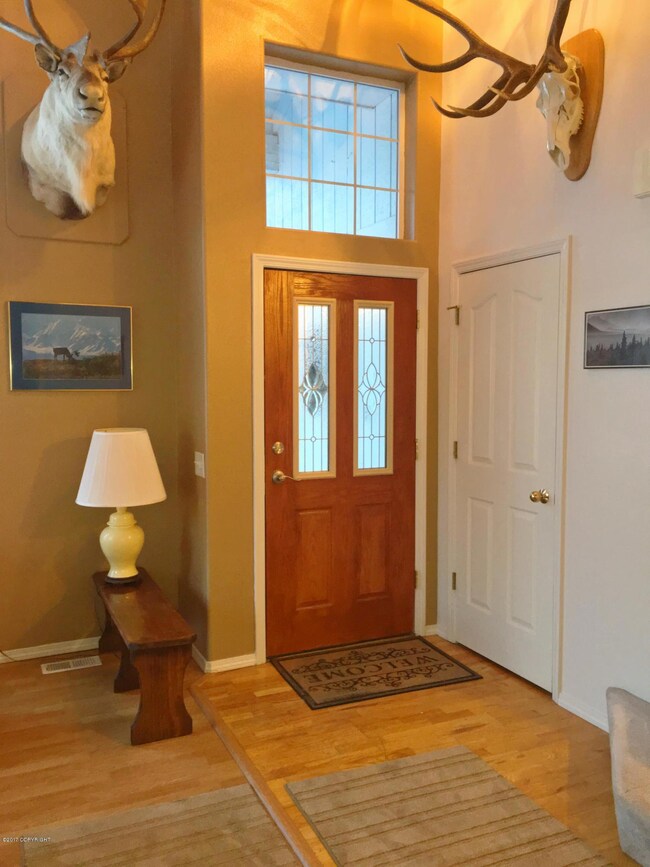 2-story foyer w/hard wood floors