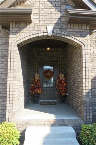 LARGE Covered Front Porch Area with a BEAUTIFUL De