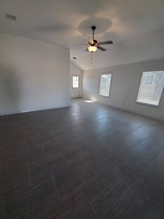 13749 Lago Vista Ave, Horizon City, TX 79928 - photo 7