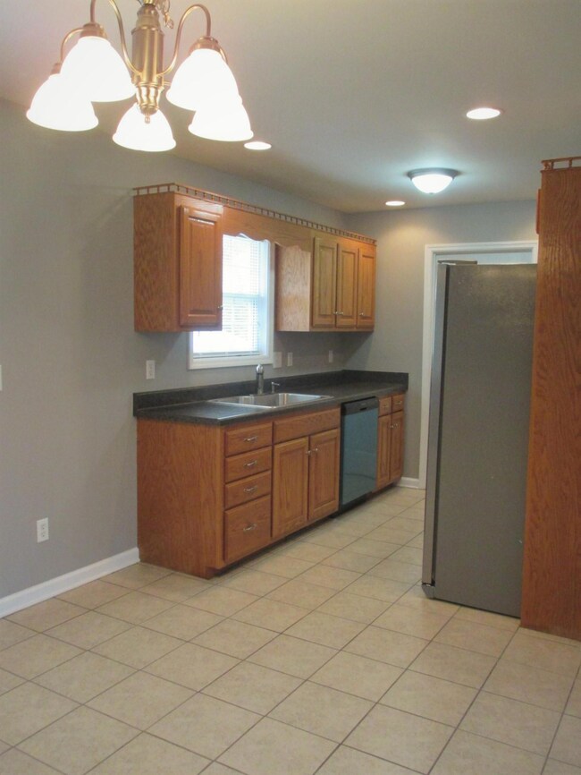 704 Oakdale St, Manchester, TN 37355 - photo 4