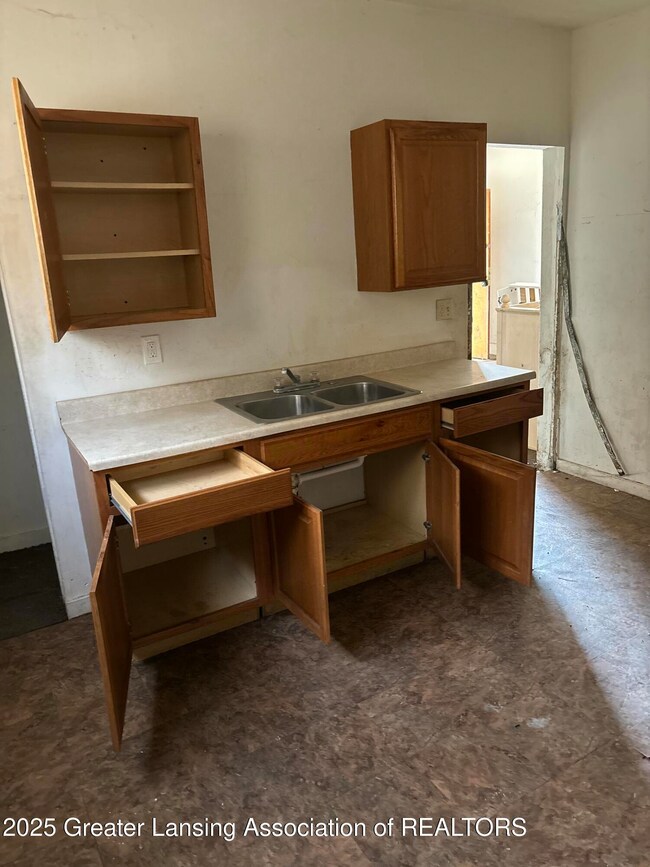 1136 Platt St, Lansing, MI 48910 - photo 5