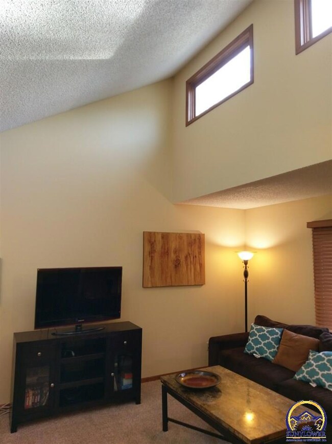 3538 SW Eveningside Dr, Topeka, KS 66614 - photo 5