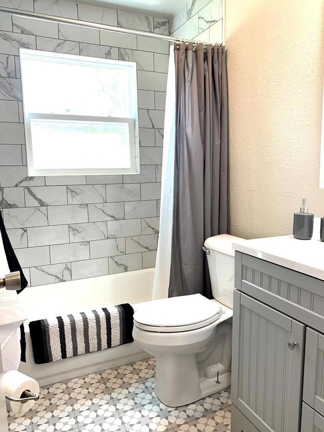 44 San Jacinto St, Bay City, TX 77414 - photo 3