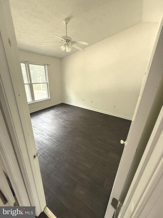 136 Cox Rd unit B, Huntingtown, MD 20639 - photo 4