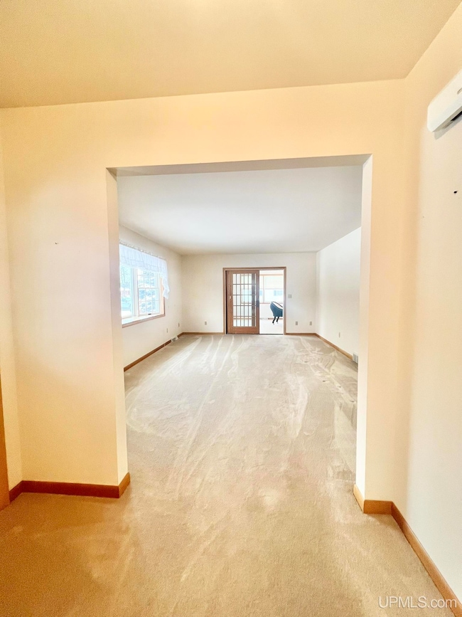 950 S Hemlock St, Iron Mountain, MI 49801 - photo 3