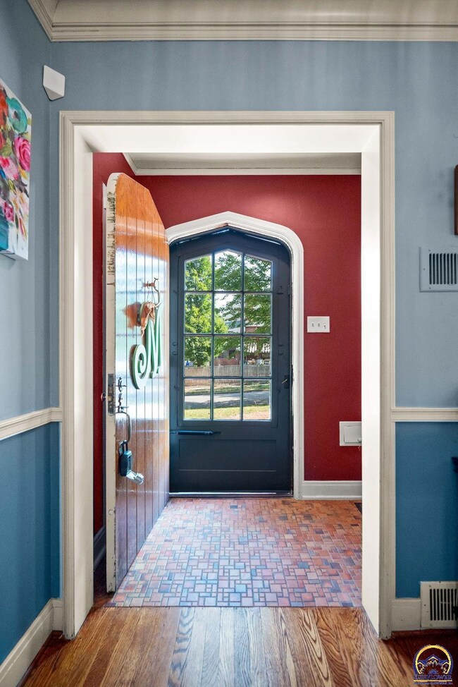 1501 SW Pembroke Ln, Topeka, KS 66604 - photo 2