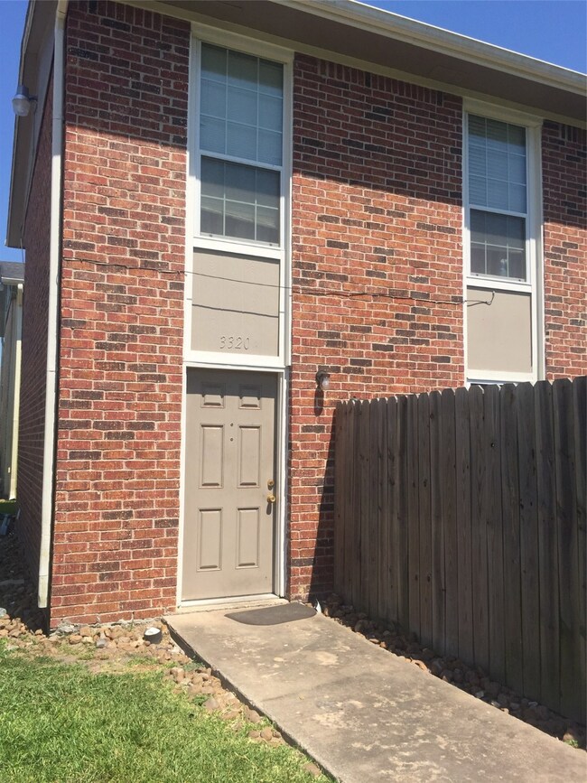 3320 Avenue O unit A, Rosenberg, TX 77471 - photo 2